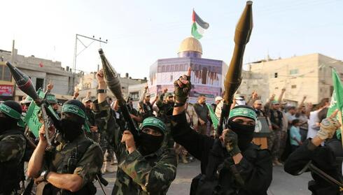 Terroristas de Hamás sostienen los RPG's que son utilizados a diario en la guerra de Gaza.