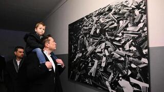 Musk visitó Auschwitz, llevando sobre sus hombros a su hijo de tres años.