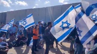 Manifestantes bloquean camiones de ayuda en el cruce de Kerem Shalom.   