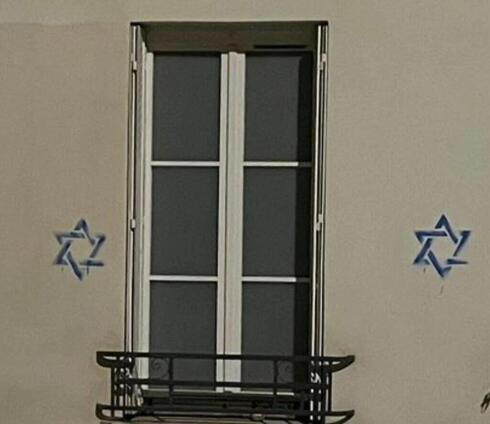 Estrellas de David pintados con aerosol en casas judías en el distrito 14 de París, Francia. 