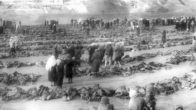 Identificación de cadáveres en Ucrania de judíos asesinados.