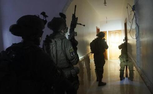 Combatientes de la 98.ª División en Khan Younis revisan edificios de la zona en busca de terroristas y material de inteligencia.