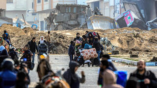 Refugiados huyen de Khan Younis a la sombra de los combates en la ciudad del sur de la Franja de Gaza.