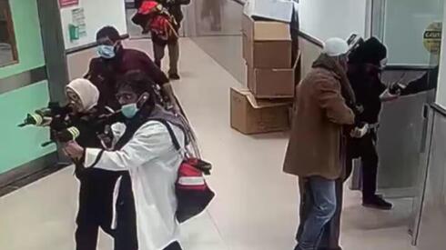Agentes del Shin Bet y las FDI ingresan vestidos de médicos a un hospital de Jenín en busca de tres terroristas. 