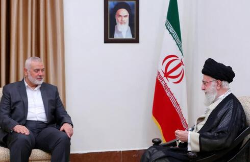 Un viejo encuentro entre Haniyeh, jefe del buró político de Hamás y Jamenei, líder supremo de Irán. 