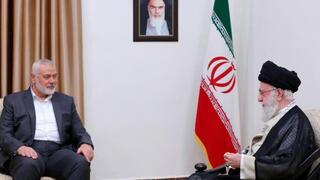 Un viejo encuentro entre Haniyeh, jefe del buró político de Hamás y Jamenei, líder supremo de Irán.
