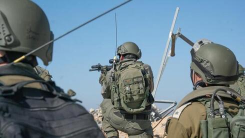Soldados de las FDI se desplazan sobre el terreno en Gaza. 