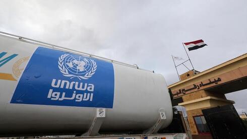 Un camión de UNRWA cerca del cruce de Rafah. 