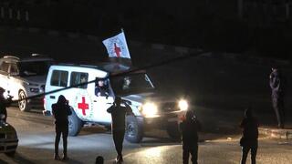 Vehículos de la Cruz Roja que transportaba a rehenes israelíes tras el último acuerdo de alto el fuego. 