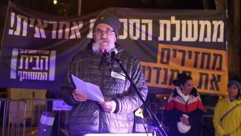 "Me pregunté: '¿Pasamos por un Holocausto en esta zona?'". El abuelo de Ofir Engel en una manifestación en Jerusalem. 