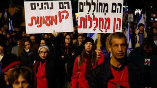 Protesta antigubernamental en Tel Aviv. "Caminaremos con valentía, aunque nuestros ojos no vean a través de las lágrimas". 