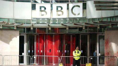 Los estudios de la BBC en octubre pasado, después de que fueran rociados con pintura roja como parte de una protesta contra la cadena. 