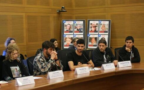 Familias afligidas de víctimas del Festival NOVA este lunes en la Knesset. 
