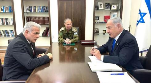Yair Lapid y Benjamín Netanyahu en una actualización sobre la guerra.