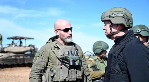 El ministro de Defensa, Yoav Gallant, se reúne con oficiales de las FDI cerca de Khan Younis.