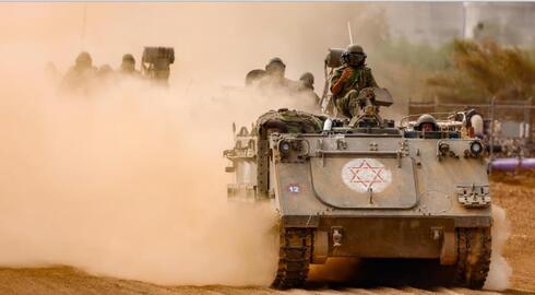 Soldados operan en la frontera de Gaza.