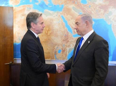 Antony Blinken y Benjamín Netanyahu durante el saludo protocolar antes de la reunión que mantuvieron. 