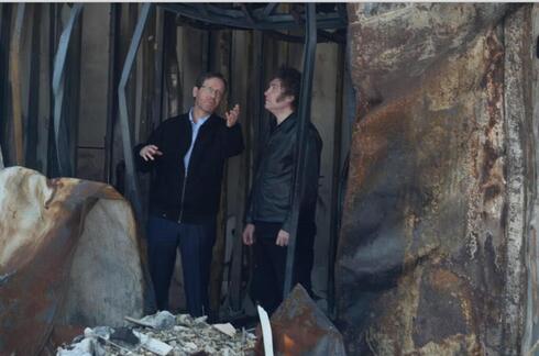 Milei y Herzog entre las casas quemadas del asentamiento Nir Oz.