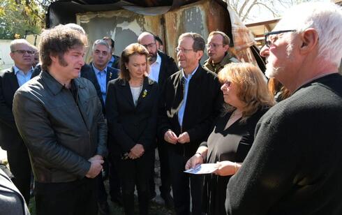 Javier Milei, presidente de Argentina, junto a su canciller, Diana Mondino, el presidente de Israel, Isaac Herzog, e israelíes con nacionalidad argentina que sufrieron el ataque de Hamás en Israel.