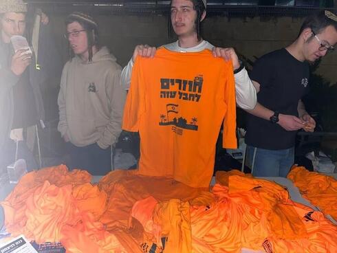 Un puesto de venta de camisetas con la leyenda "Retorno a la Franja de Gaza". 