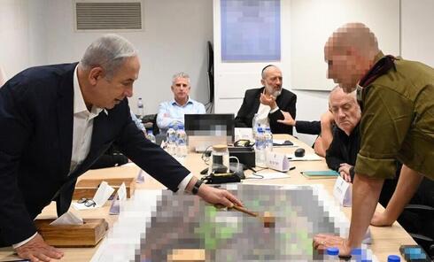 Netanyahu en la reunión del Gabinete de Guerra. "Es el más relajado, inclusivo y tranquilo de la sala durante estas discusiones". 