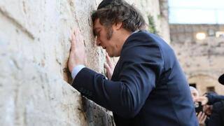 El presidente argentino, en su visita al Muro de los Lamentos. 