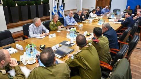 En la reunión del gabinete de guerra sólo tres miembros son observadores. 