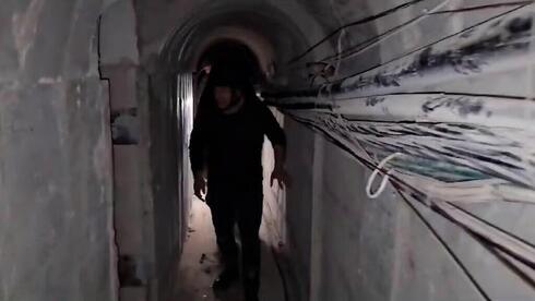 Reportero de Ynet ingresa el túnel que dirige a la granja de servidores. 