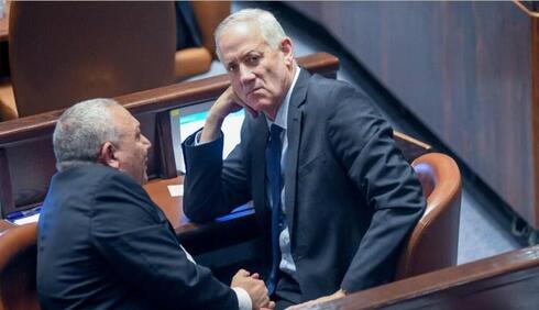 Gantz y Eisenkot en el pleno de la Knesset. Se afirma que Netanyahu "se está tomando tiempo" en lo que respecta al acuerdo sobre los secuestrados.