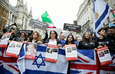 Miles de personas se manifiestan contra el antisemitismo en Londres.