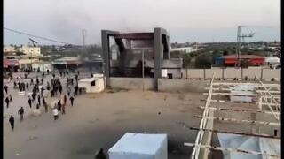 Los disturbios cerca del cruce de Rafah. Un funcionario de Hamás negó el incidente, pero confirmó que "las personas desplazadas prendieron fuego a los neumáticos de los automóviles".  