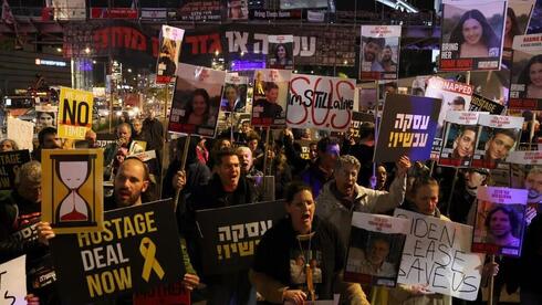 Miles de personas en la protesta frente a la Plaza de los Secuestrados en Tel Aviv. 