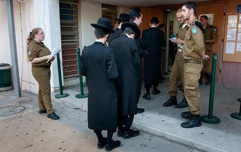 Judíos ultraortodoxos en la oficina de reclutamiento de las FDI. 