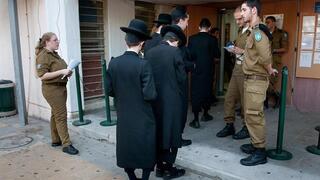 Judíos ultraortodoxos en la oficina de reclutamiento de las FDI. 