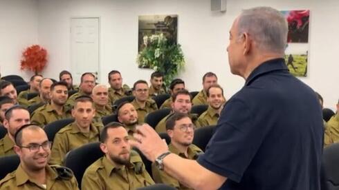 El primer ministro Netanyahu en una reunión con reclutas de la comunidad ultraortodoxa en el servicio militar. Solo una pequeña minoría se alista. 