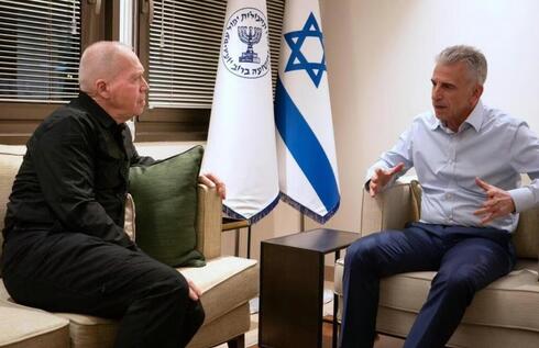 El actual jefe del Mossad, David Barnea, en una reunión con el ministro de Defensa, Yoav Gallant.