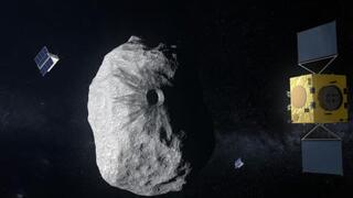 Ilustración del cráter creado durante la colisión entre la nave espacial DART y el asteroide Dimorphos. Al fondo: la nave espacial europea HERA y sus nanosatélites (CubeSats) en investigación de seguimiento.