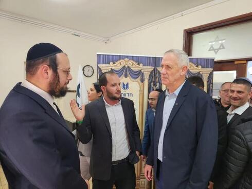 El ministro Benny Gantz durante una visita a la reunión de asentamientos ultraortodoxos "Hedvata". 