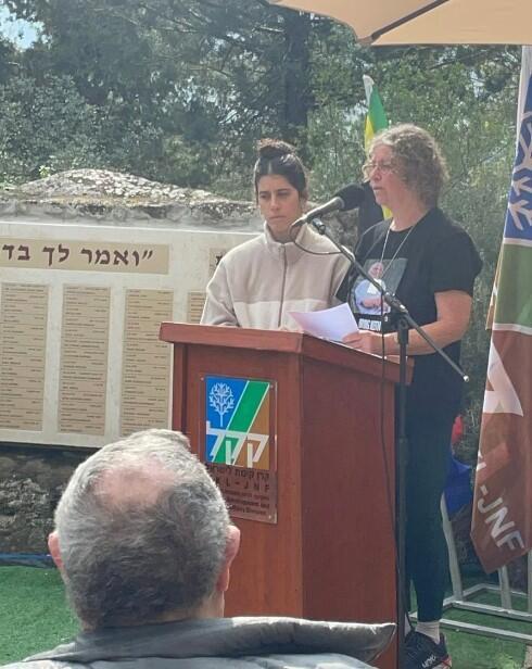 Aviva Siegal habla ante la visita de una delegación de judíos sudafricanos.