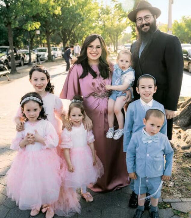 Hanoch Younik con su familia en Brookyln, Estados Unidos.