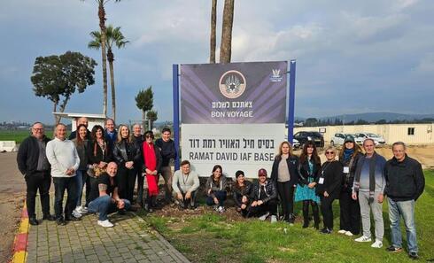 Una foto de grupo fuera de la base aérea de Ramat David.
