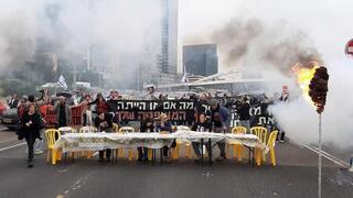 Familiares cortaron una autopista de Tel Aviv para pedir el regreso de los rehenes