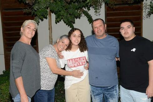 Ori Magidish (centro) con su familia poco después de haber sido liberada de su cautiverio en Gaza. 
