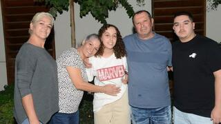 Ori Magidish (centro) con su familia poco después de haber sido liberada de su cautiverio en Gaza. 