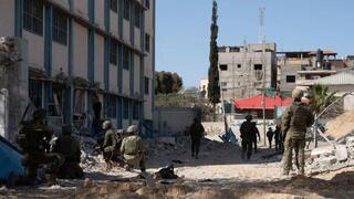 Combatientes de las FDI abandonan uno de los hospitales mas grandes de la Franja de Gaza.