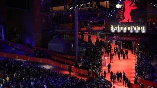 Cineastas y actores ingresan al Festival de Cine de Berlín.