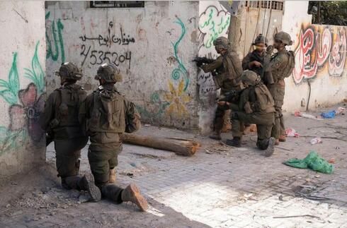 Combatientes de las FDI en el barrio de Zeytoun.