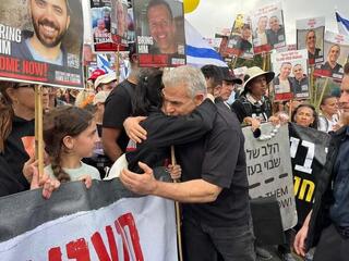 El político opositor Yair Lapid se hizo presente en la marcha de los familiares. 