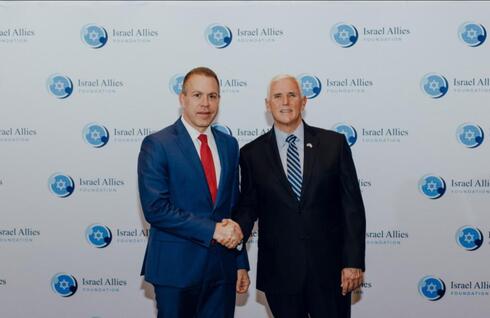 El embajador de Israel ante la ONU, Gilad Erdan, y el ex vicepresidente Mike Pence en la cena de gala de entrega de premios de la Fundación Aliados de Israel.