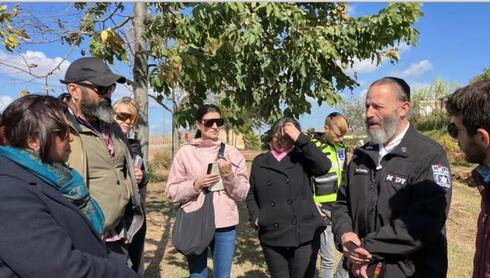 Patten (izquierda) visitando a su equipo en el Kibbutz Nahal Oz.